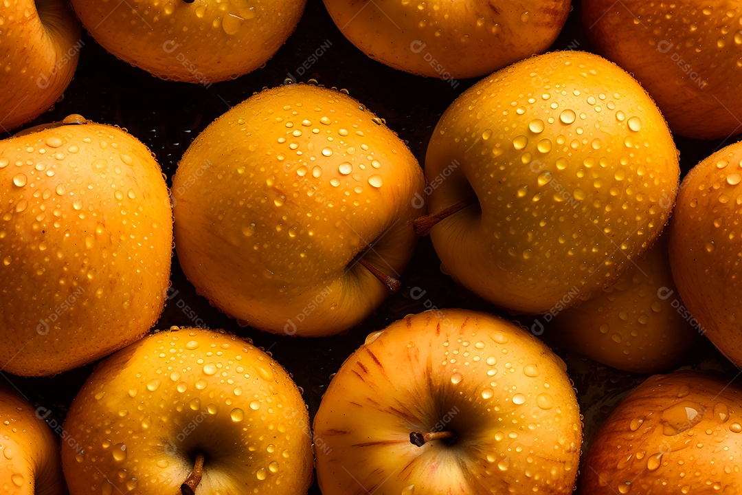 Maçãs douradas frescas com gotas dágua em close-up, fundo e textura sem emendas