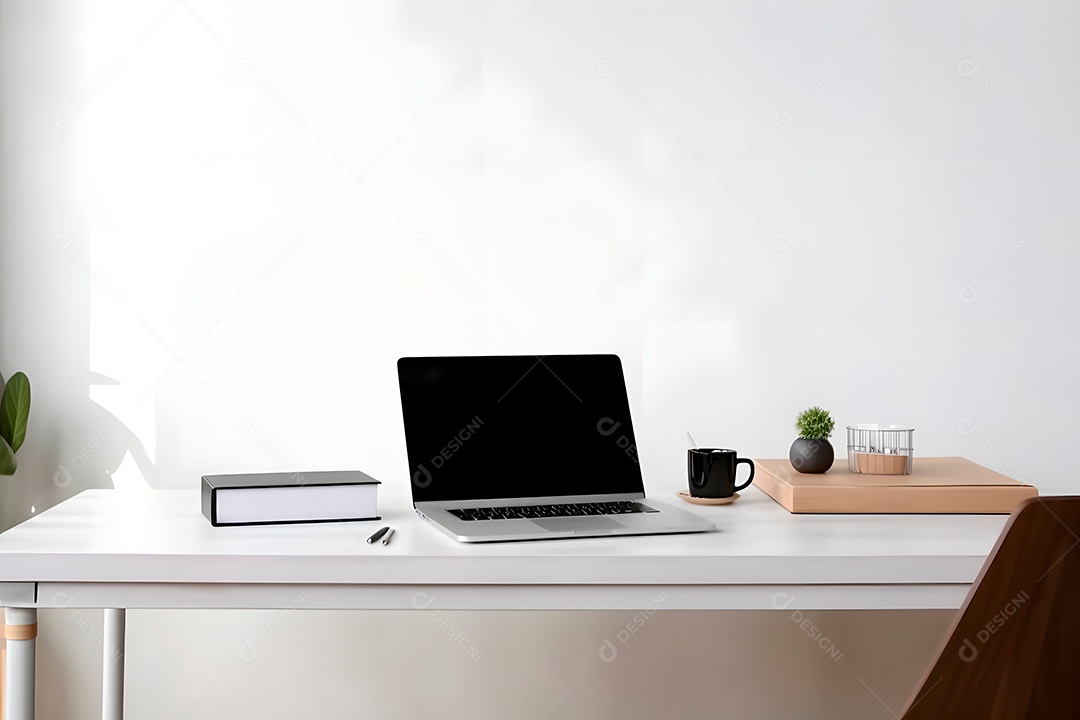 Laptop sobre a mesa de escritório em casa ou no escritório