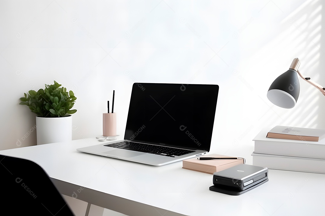 Laptop sobre a mesa de escritório em casa ou no escritório