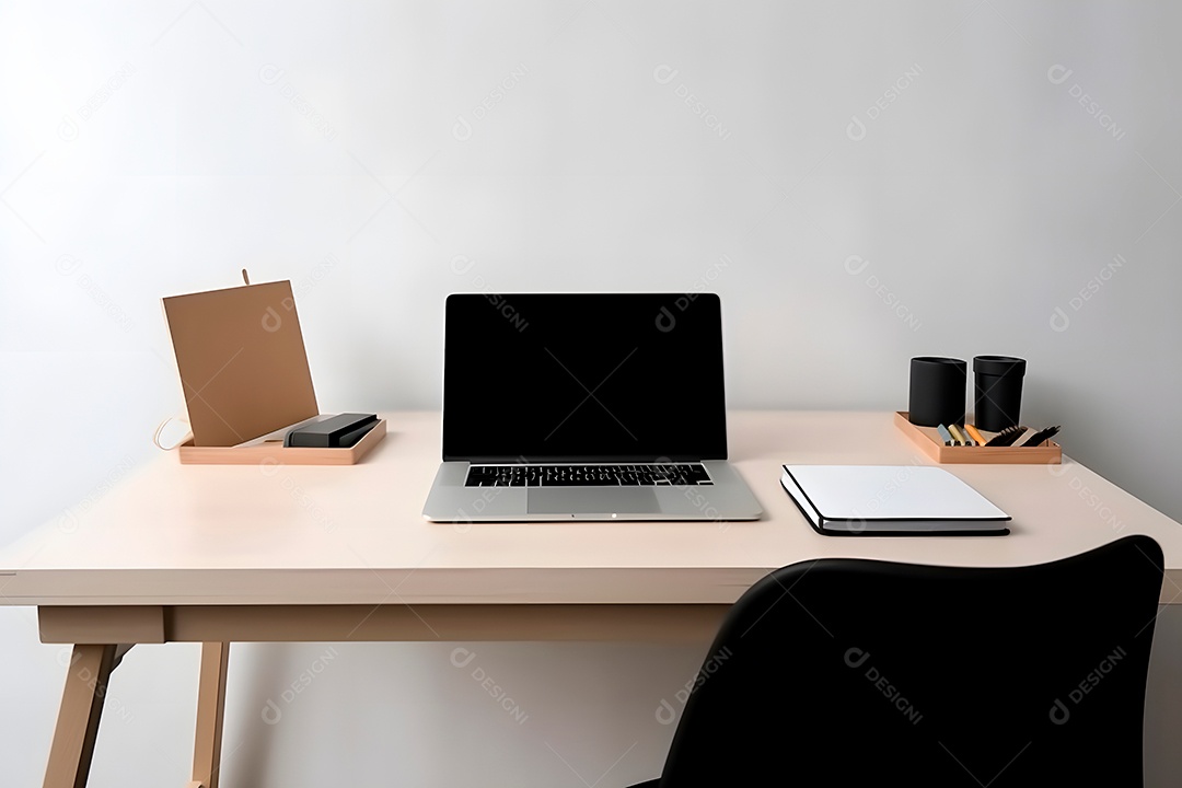 Laptop sobre a mesa de escritório em casa ou no escritório