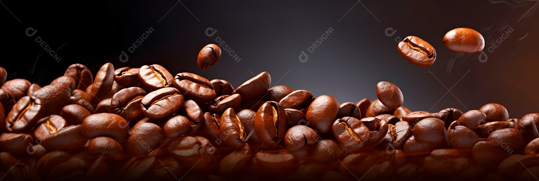 Grãos de café torrados sobre fundo isolado