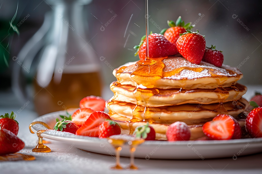 Pilha de panquecas em um prato em mesa de café da manhã