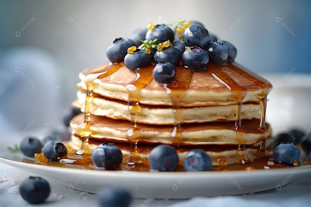 Lindas deliciosas panquecas com mel e mirtilos à luz do dia em estilo nórdico.