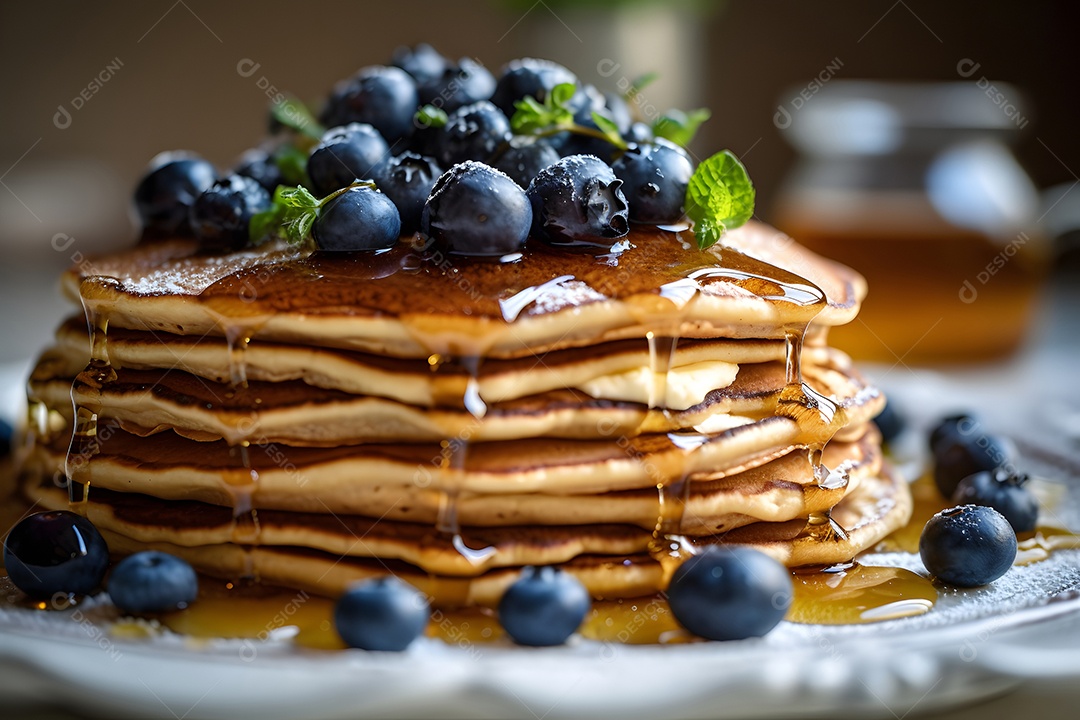 Lindas deliciosas panquecas com mel e morangos à luz do dia em estilo nórdico.