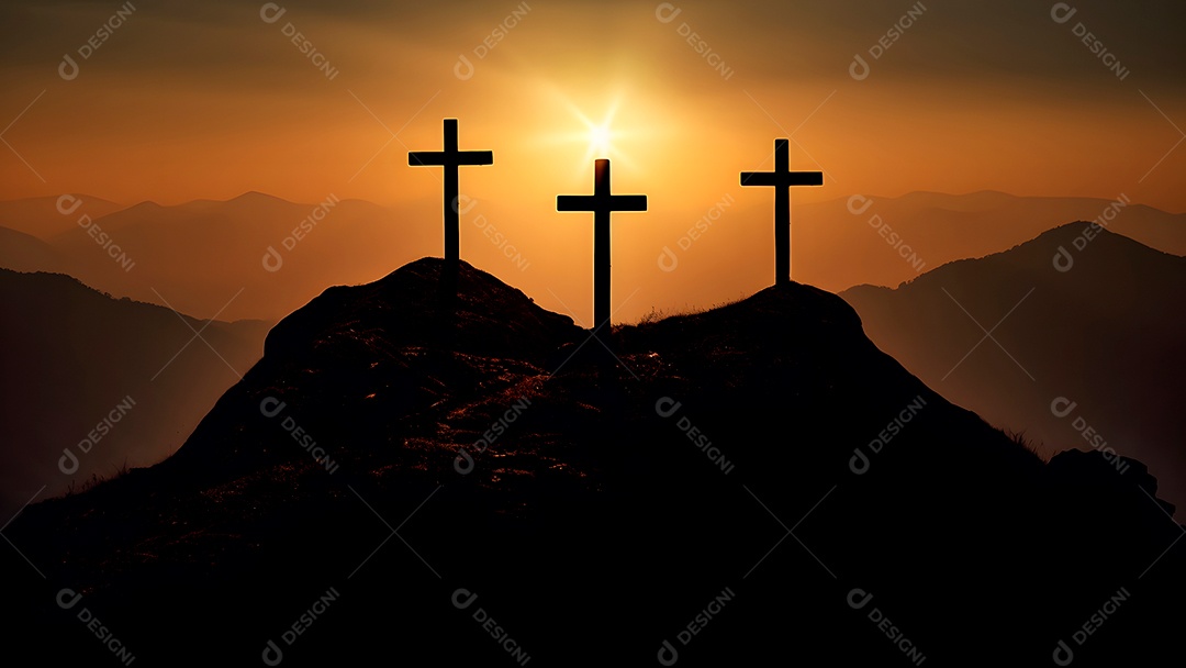 SIlhueta de Três cruzes de madeira ficam em uma colina ao pôr do sol