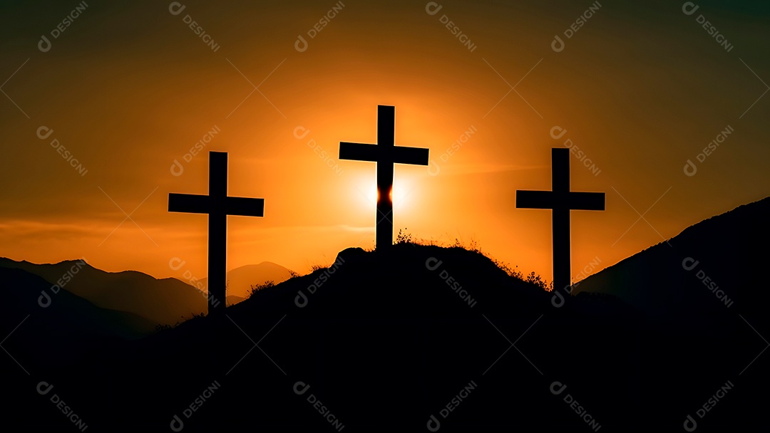 SIlhueta de Três cruzes de madeira ficam em uma colina ao pôr do sol