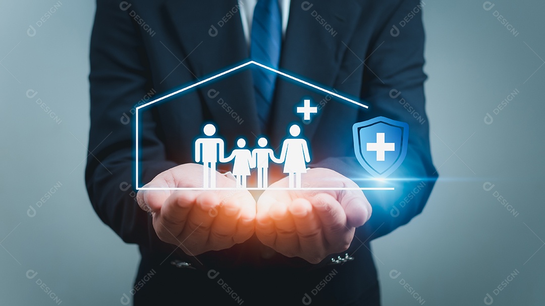 Conceito de seguro saúde e benefícios médicos. Empresário mostrando ícones de família na moldura da casa e sinal de adição.