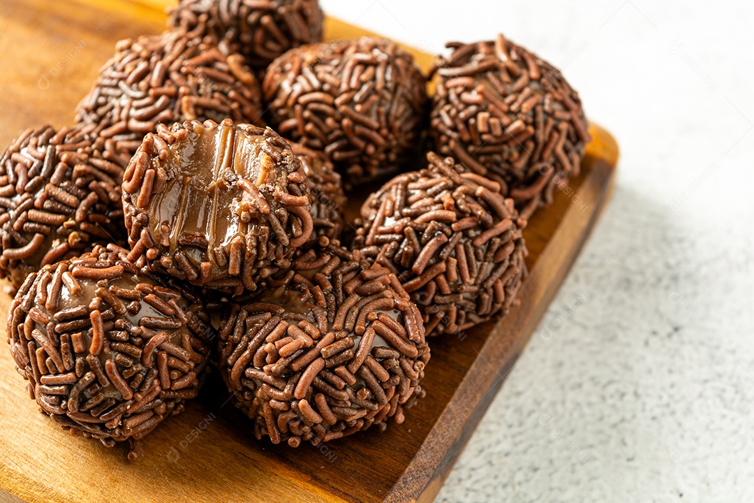 Brigadeiro, delicioso lanche de festa de sobremesa tradicional com granulado