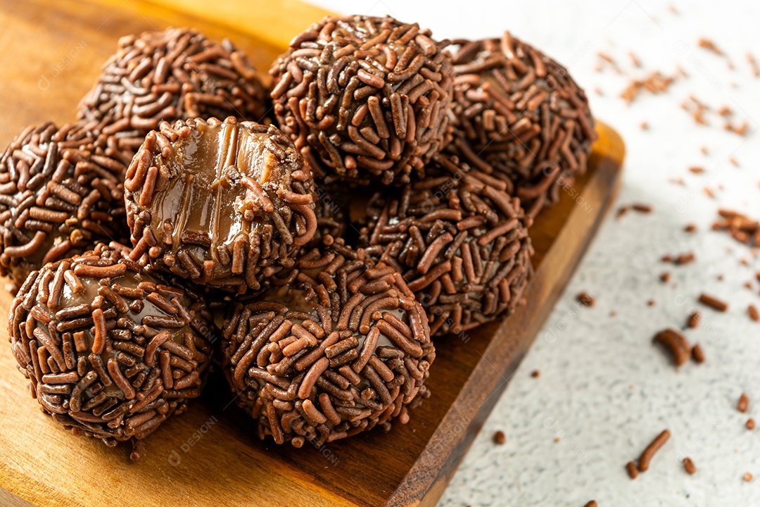Brigadeiro, delicioso lanche de festa de sobremesa tradicional com granulado