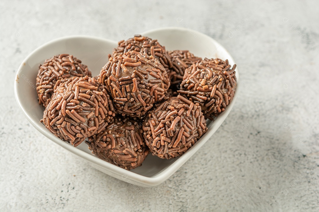 Brigadeiro, delicioso lanche de festa de sobremesa tradicional com granulado