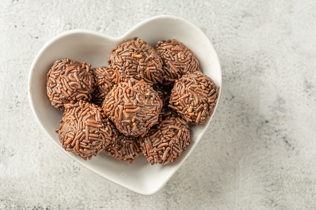 Brigadeiro, delicioso lanche de festa de sobremesa tradicional com granulado