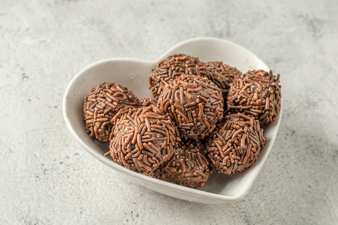 Brigadeiro, delicioso lanche de festa de sobremesa tradicional com granulado