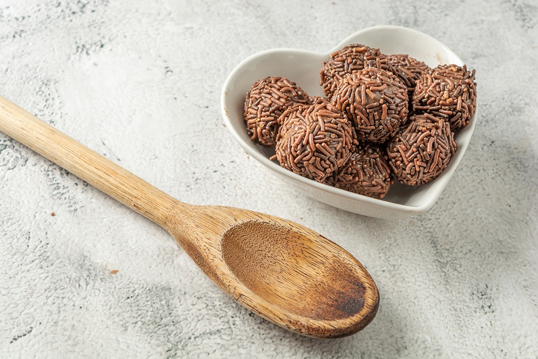 Brigadeiro, delicioso lanche de festa de sobremesa tradicional com granulado