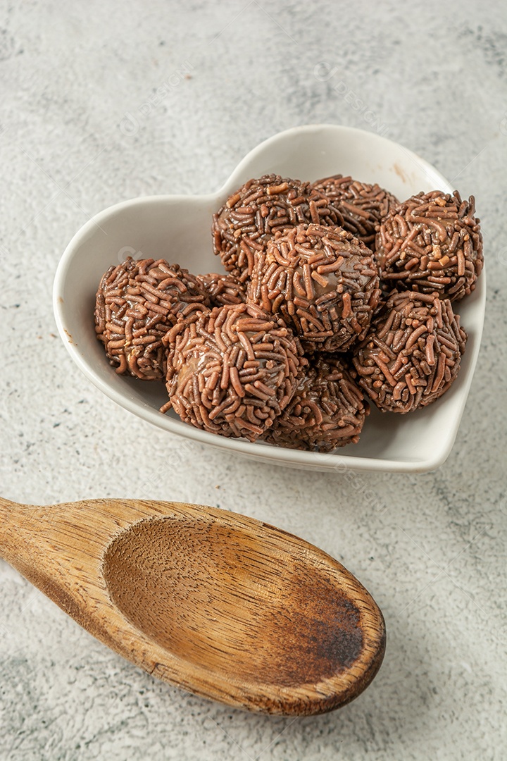 Brigadeiro, delicioso lanche de festa de sobremesa tradicional com granulado