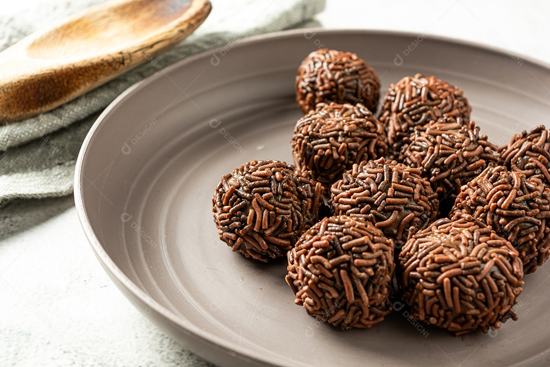 Brigadeiro de chocolate sobre uma forma