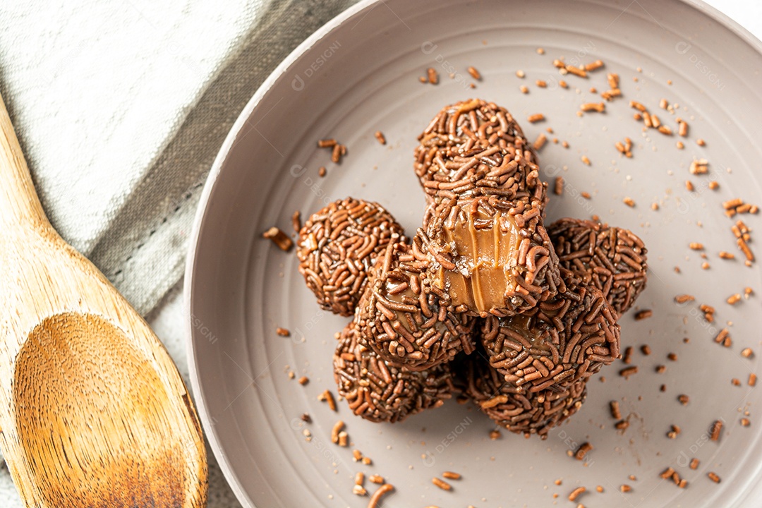 Brigadeiro, delicioso lanche de festa de sobremesa tradicional com granulado