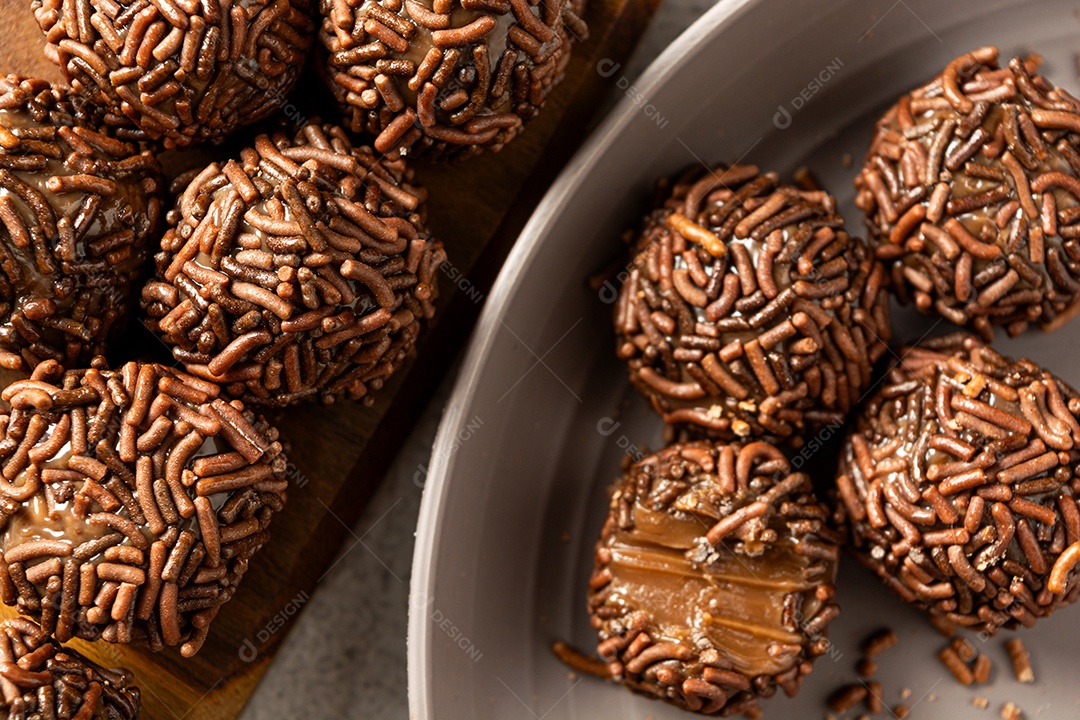 Brigadeiro, delicioso lanche de festa de sobremesa tradicional com granulado