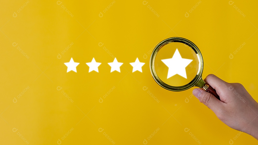 Mão segurando uma lupa com classificação de cinco estrelas em fundo amarelo. serviço de avaliação de satisfação de feedback, experiência de atendimento ao cliente e pesquisa de satisfação comercial.