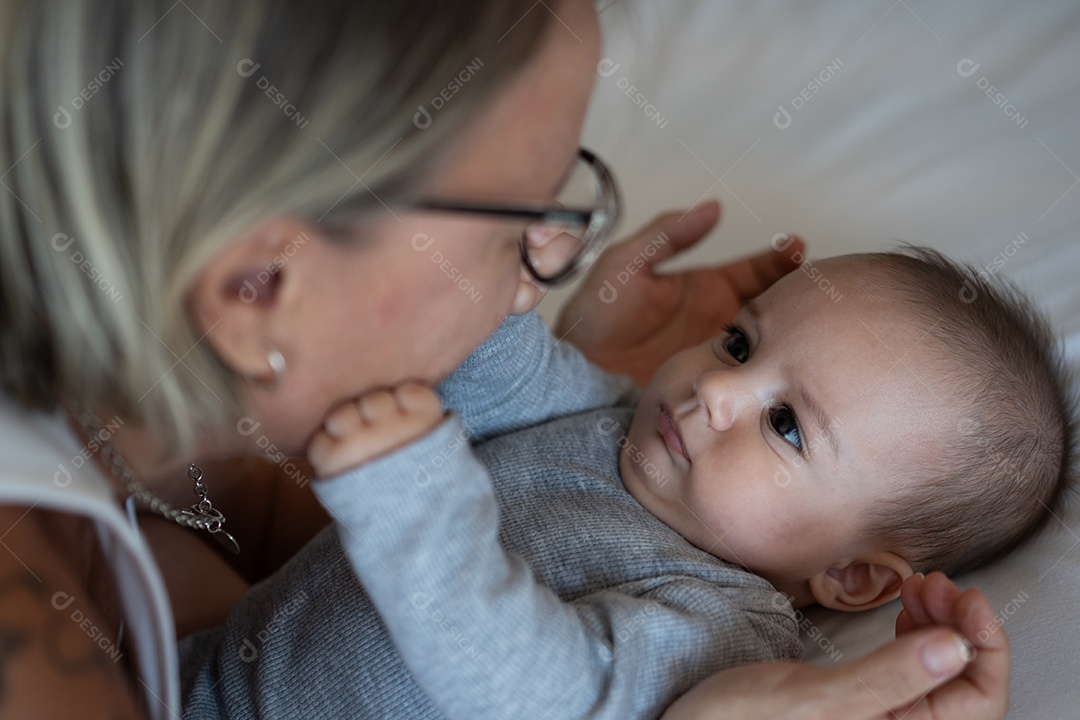 Lindo bebê deitado na cama
