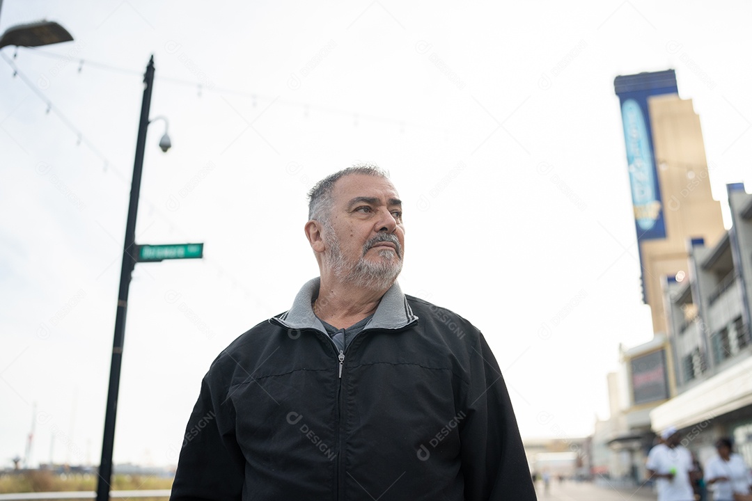 Homem sênior viajante com casaco de frio