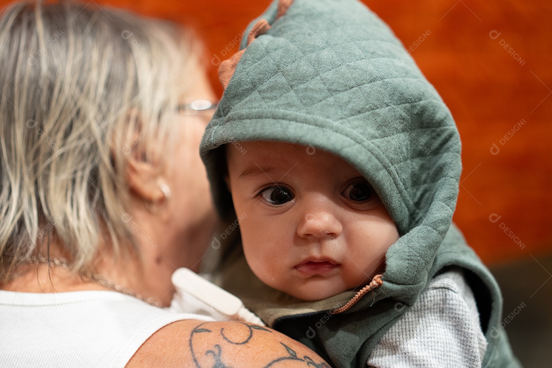 Lindo bebê com blusa de frio