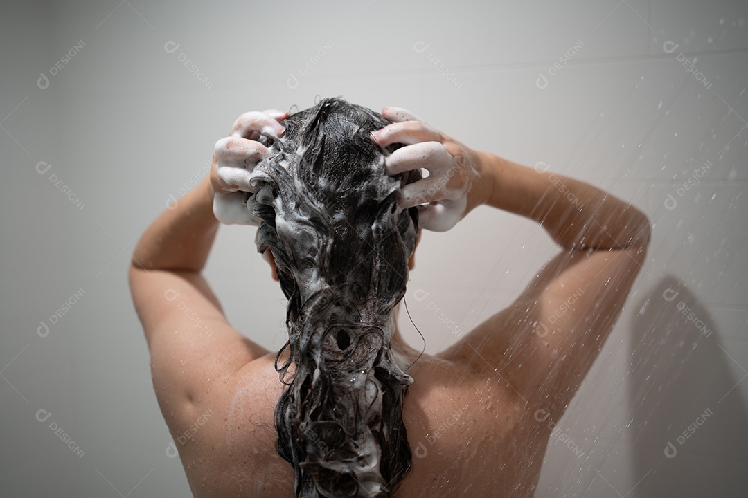 Pessoa em banheiro molhado, braços levantados, enfatizando limpeza e higiene