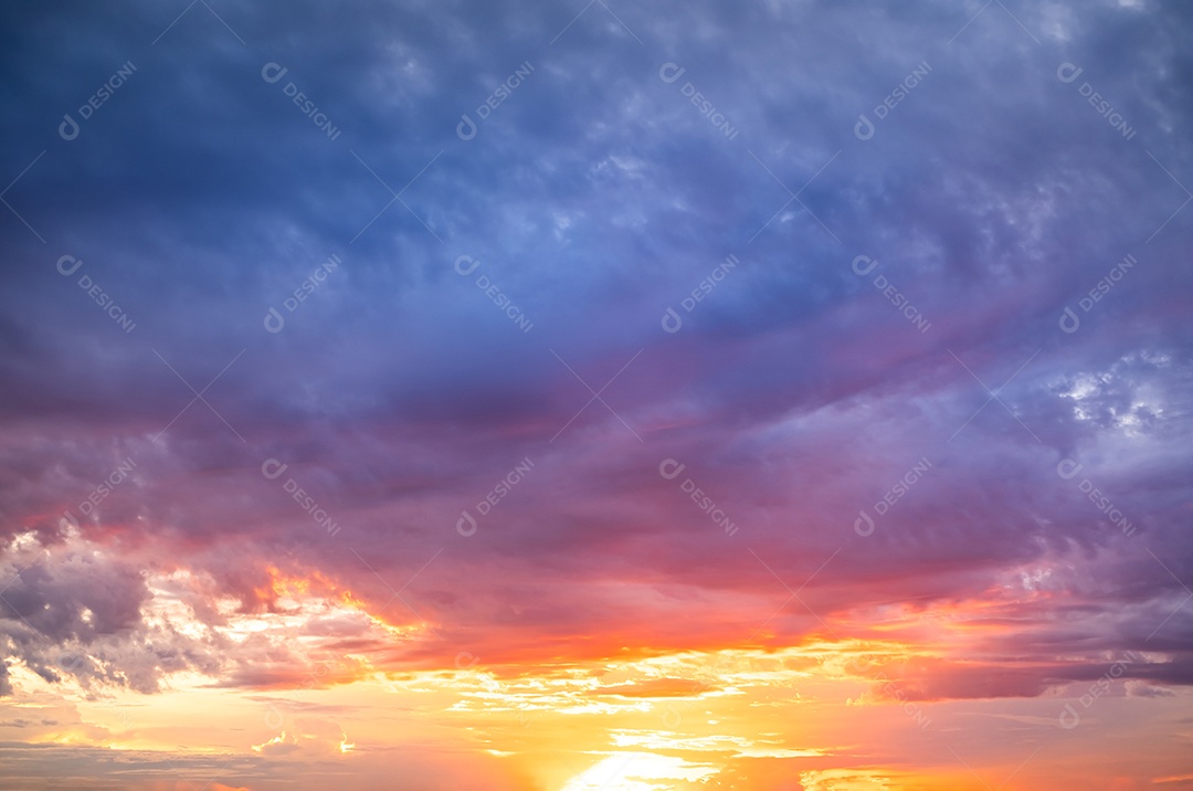 Lindas e luxuosas nuvens de ouro laranja com gradiente suave e luz solar no céu azul perfeito para o fundo