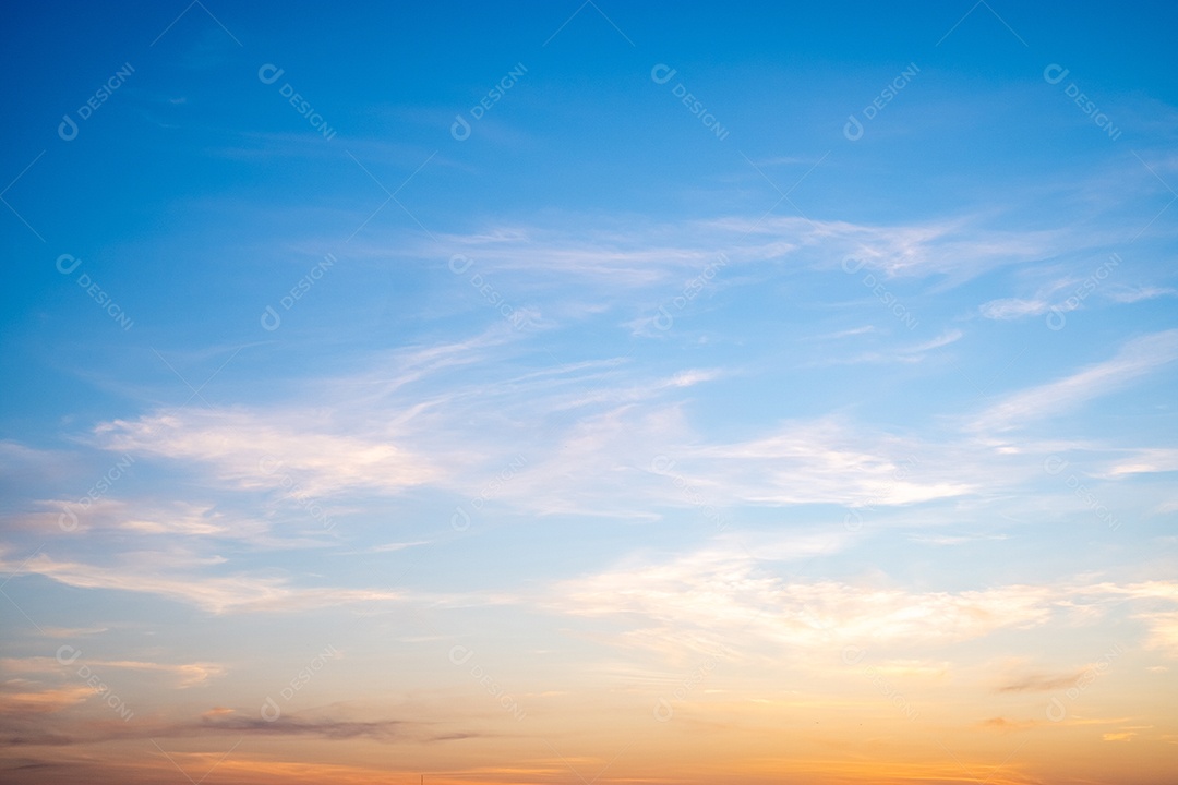 Lindas e luxuosas nuvens de ouro laranja com gradiente suave e luz solar no céu azul perfeito para o fundo