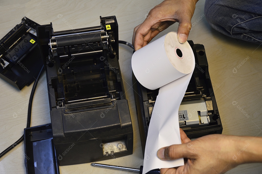 Técnico reparando impressora térmica