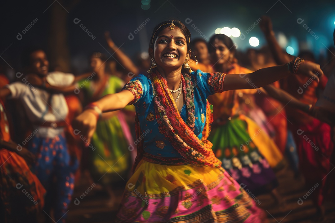 Mulher indiana no festival cultural de Diwali dançando vestida com roupas tradicionais