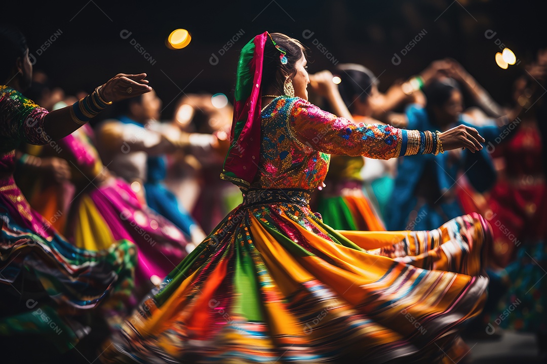 Mulher indiana no festival cultural de Diwali dançando vestida com roupas tradicionais