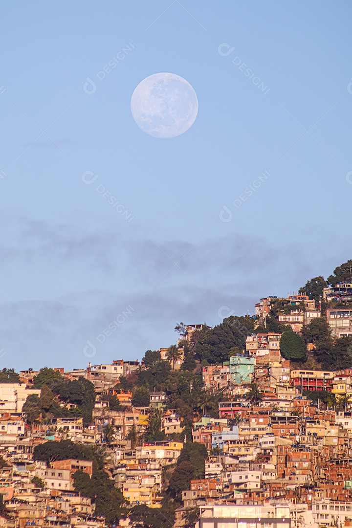 Lua cheia e a comunidade do Vidigal no Rio de Janeiro