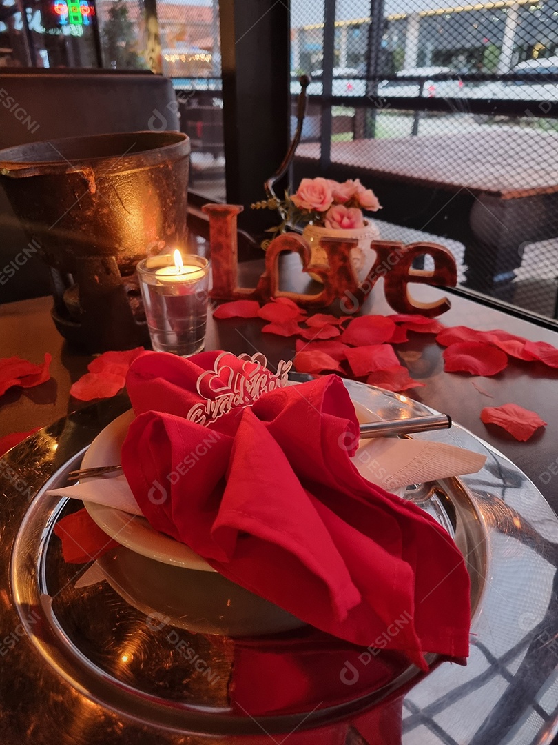 Linda mesa posta para comemoração dia dos namorados