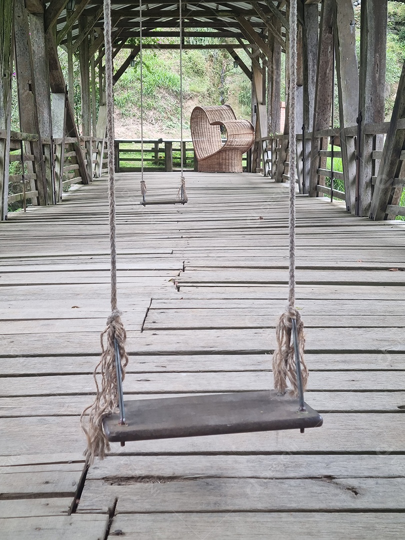 Vista de um balanço de madeira