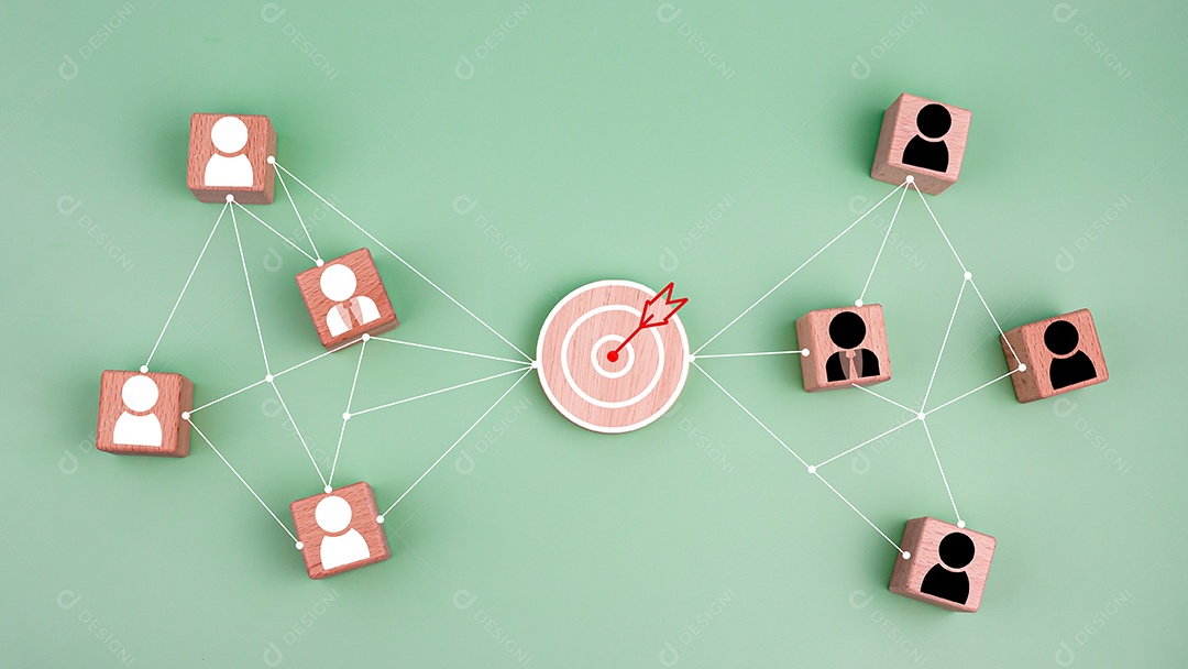 bloco de madeira que imprime uma ligação de conexão de ícone de alvo com ícone humano em fundo verde. Conceito de metas e objetivos de negócios.