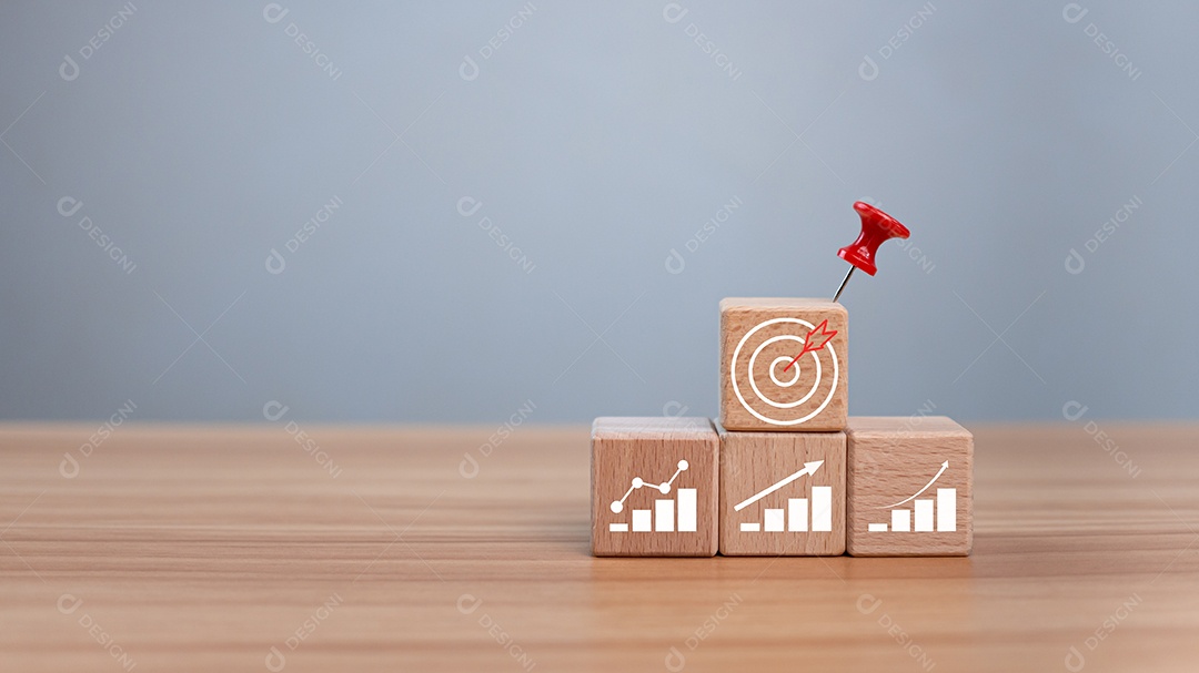 Empilhamento de blocos de cubos de madeira com ícone. Conceito de estratégia de negócios e plano de ação de metas.