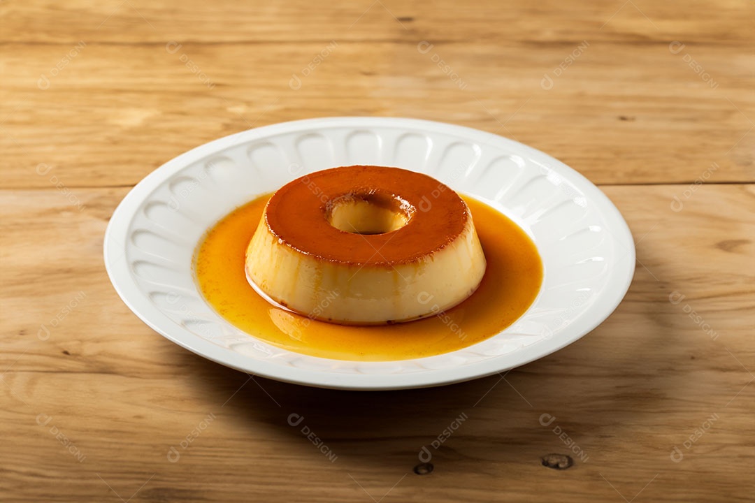 Delicioso pudim com calda de caramelo