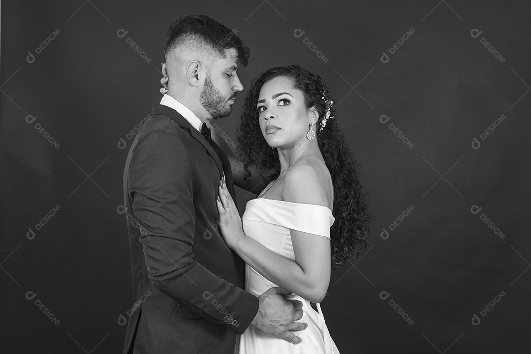 Lindo casal jovens com terno e vestido de noiva para casamento