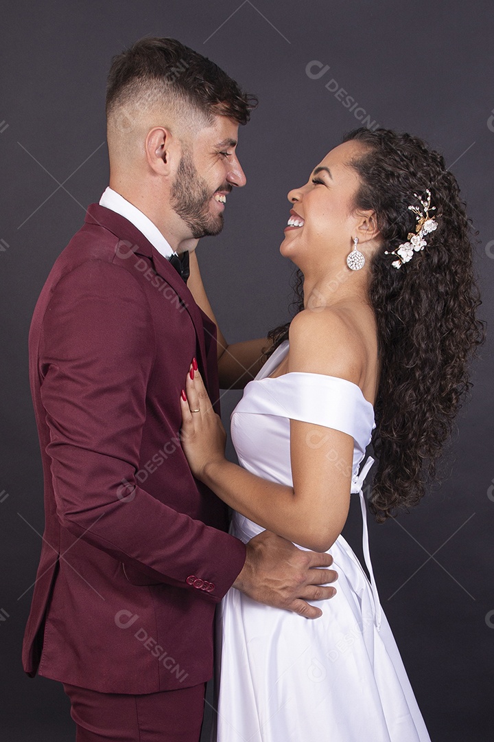 Lindo casal jovens com terno e vestido de noiva para casamento