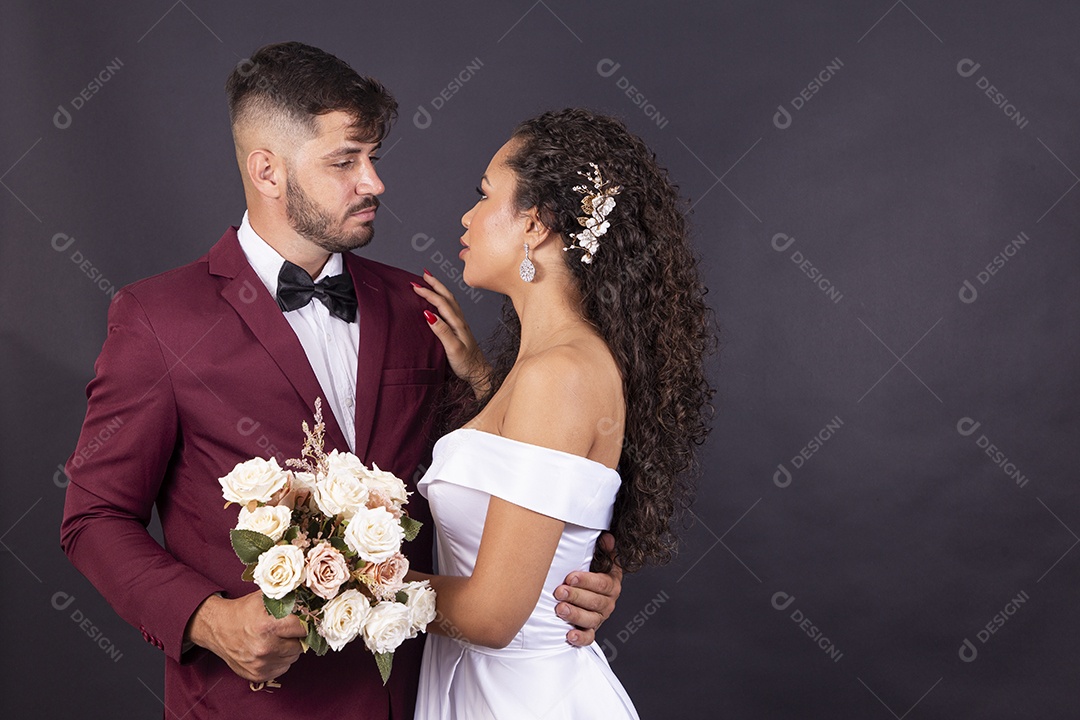 Lindo casal jovens com terno e vestido de noiva para casamento