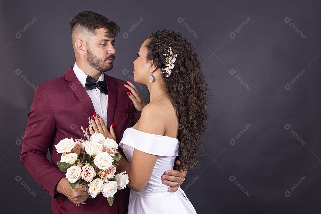 Lindo casal jovens com terno e vestido de noiva para casamento