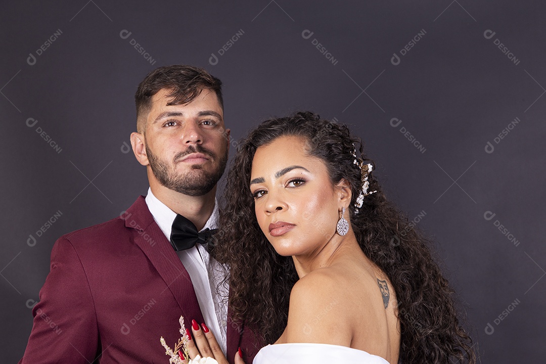 Lindo casal jovens com terno e vestido de noiva para casamento