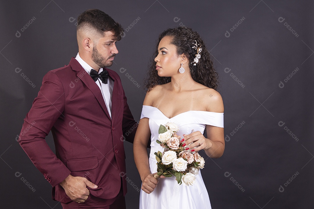 Lindo casal jovens com terno e vestido de noiva para casamento