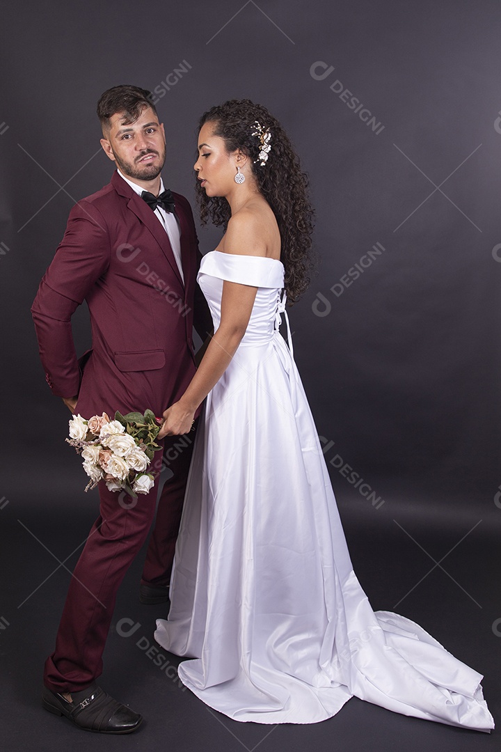 Lindo casal jovens com terno e vestido de noiva para casamento