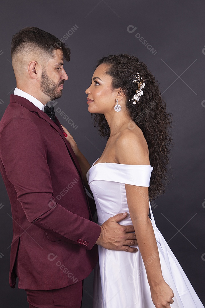 Lindo casal jovens com terno e vestido de noiva para casamento