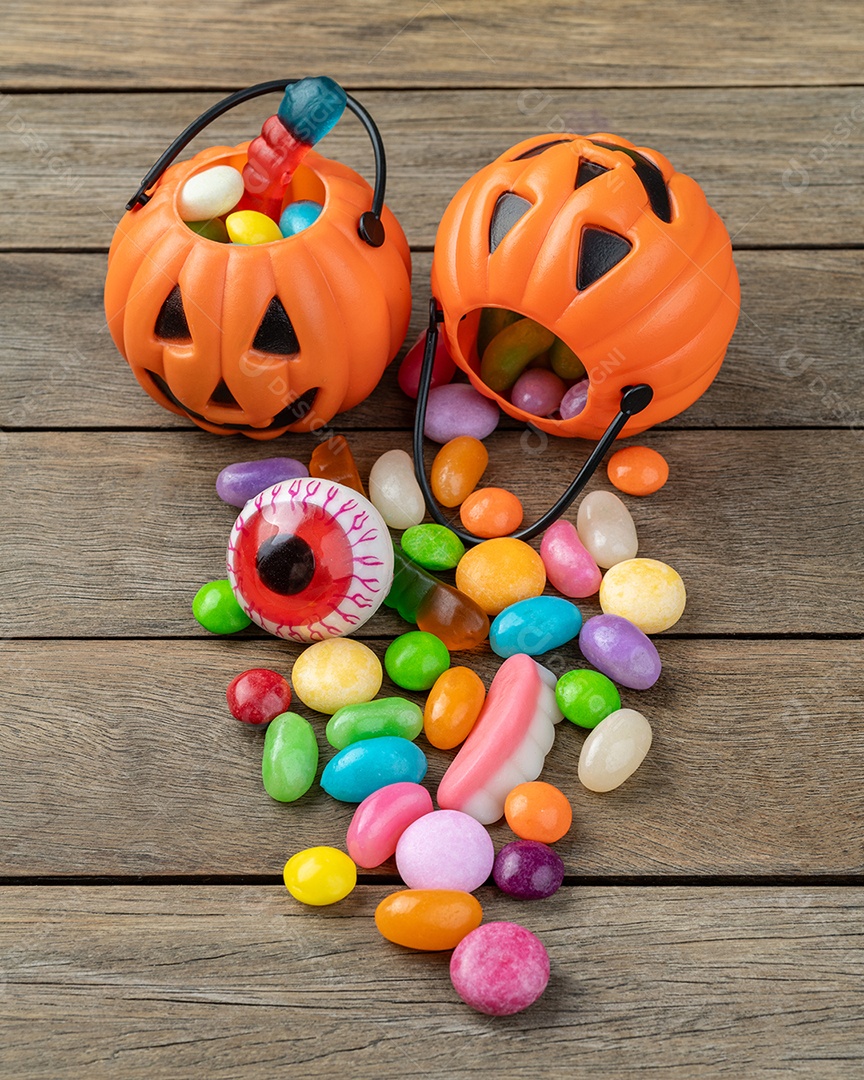 Doces coloridos variados sobre a mesa de madeira.