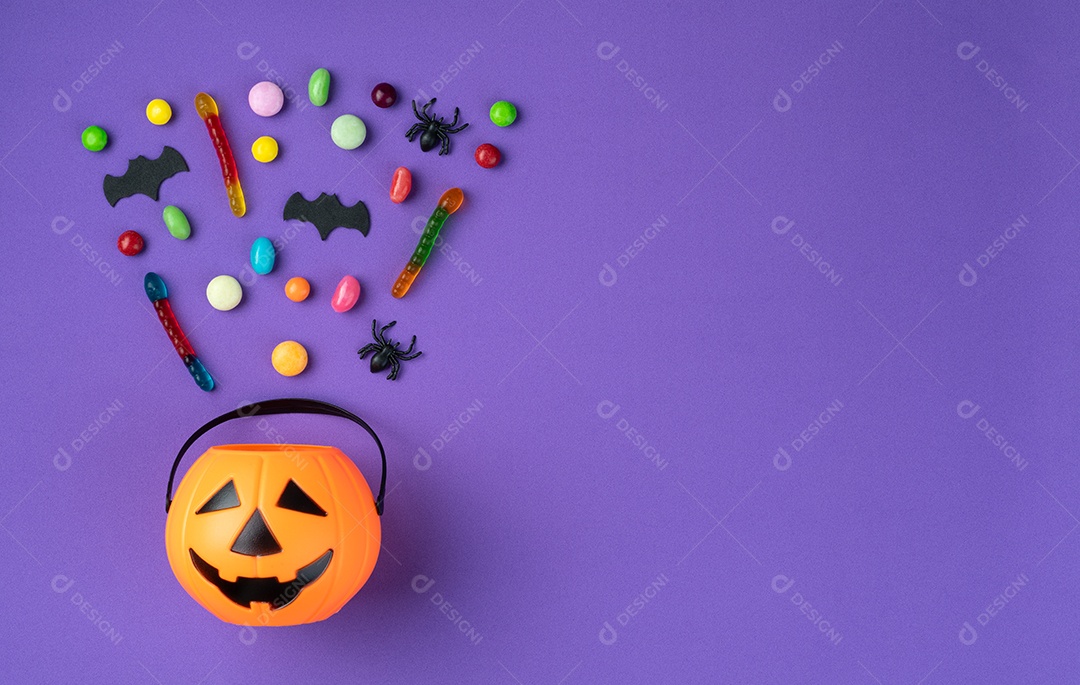 Doces coloridos variados sobre fundo roxo com espaço de cópia.