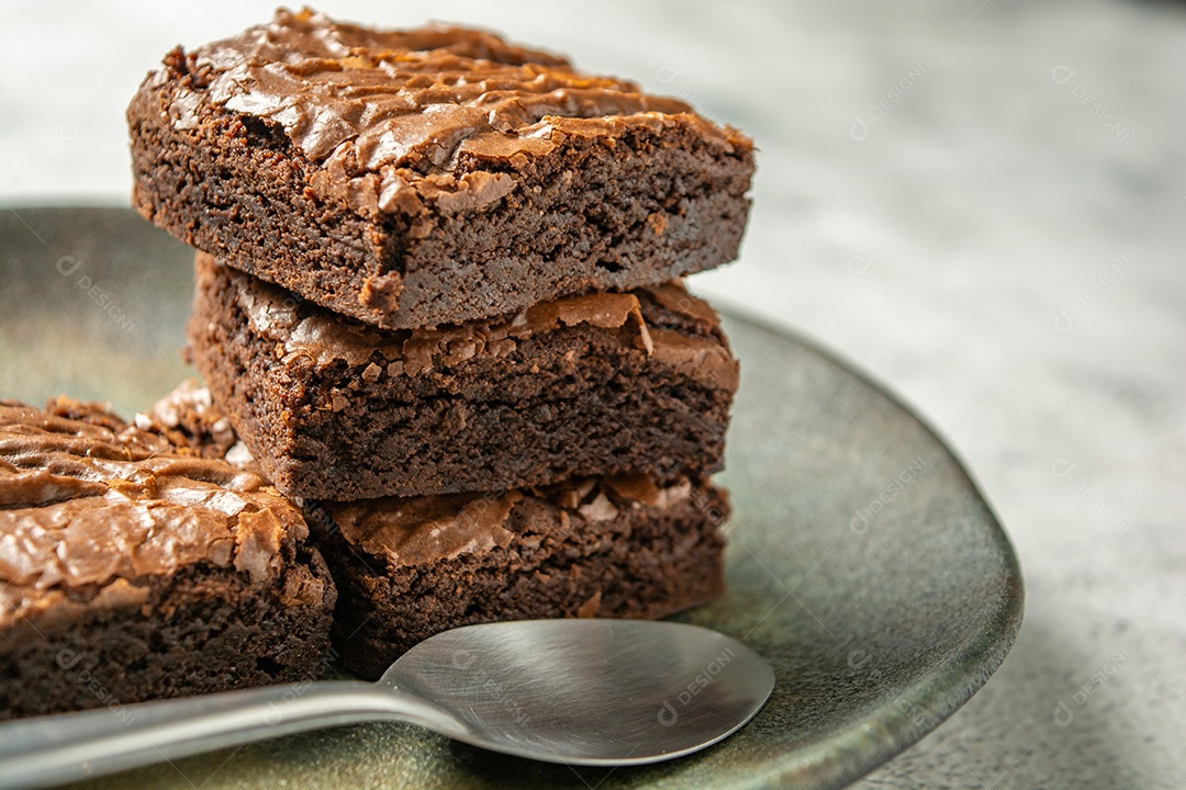 Deliciosos brownies em um prato gourmet caseiro