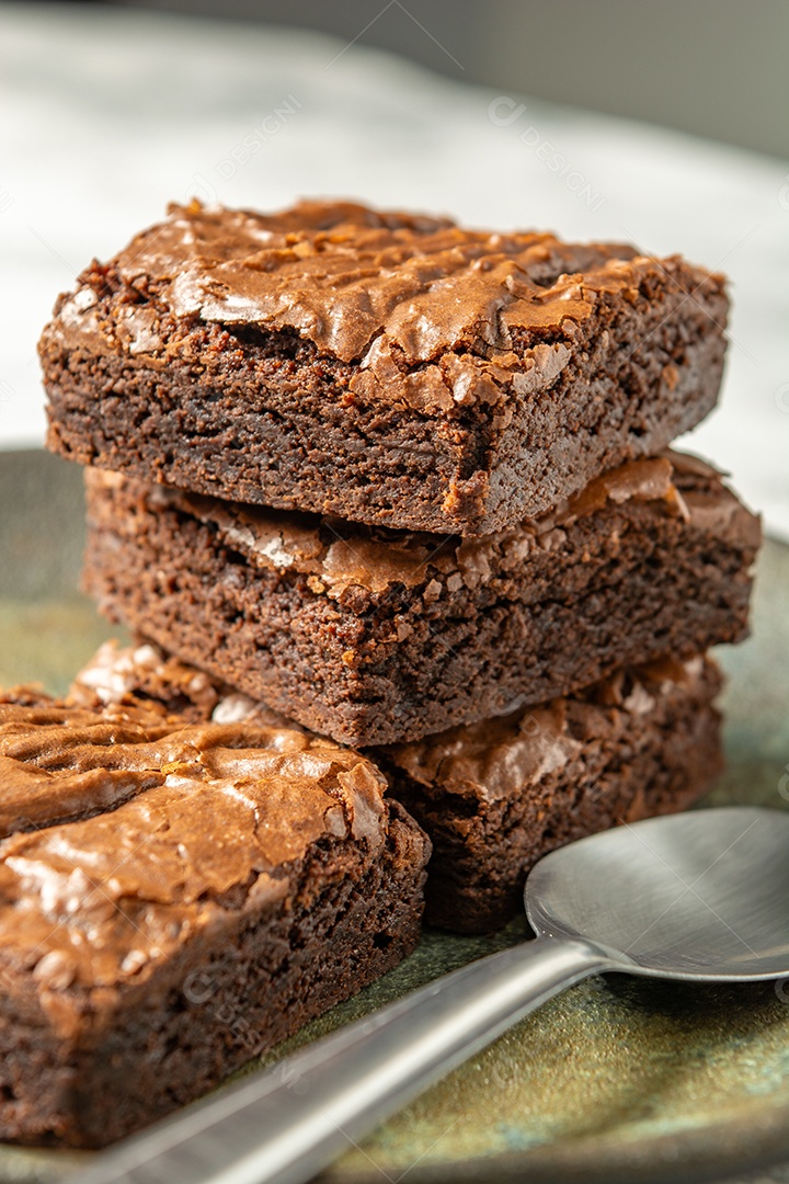 deliciosos brownies em um prato gourmet caseiro