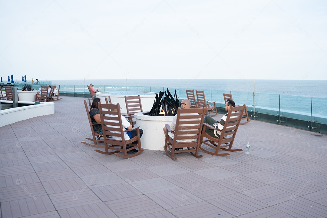 Uma bela paisagem costeira com céu claro e horizonte oceânico.